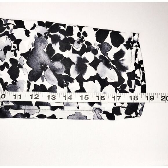 The Limited Black & White Floral Tunic Top sz L - Picture 8 of 9